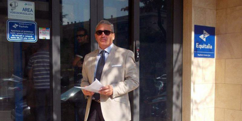 Il Presidente Turdò davanti alla sede di Equitalia a Vasto 